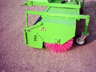 Kehrmaschine mit Auffangwanne02 Kehrmaschine mit Auffangwanne02